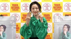 デビュー40年目の坂本冬美が新曲をPR　お笑いステージにも登場