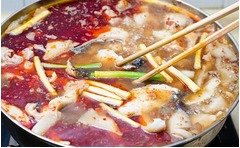 侵入した店で火鍋楽しむ泥棒、酒飲みベッドで休むなどやりたい放題。