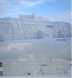 トランスフォーマーの大雪像、世界最大級の幅130m&times;高さ20m&times;奥行40m。