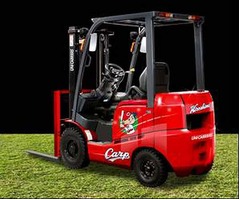 カープ坊や付きフォークリフト、真っ赤な&ldquo;広島東洋カープ仕様&rdquo;。