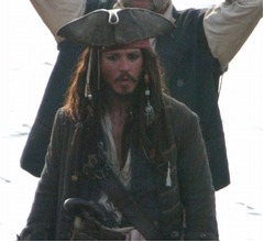 共演俳優がジョニー・デップの「パイレーツ・オブ・カリビアン」復帰呼びかけ