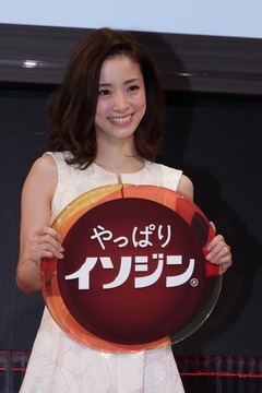 上戸彩が「イソジン」の新CMに、昔から扁桃腺痛くなると愛用と告白。