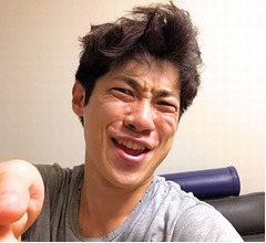 &ldquo;だいすけお兄さん&rdquo;全力の変顔握手ショット