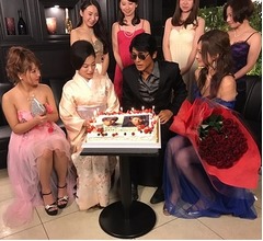 高橋克典、美女に囲まれバースデーサプライズ