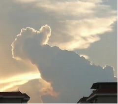 女子高生撮影&ldquo;いいね雲&rdquo;にいいね殺到