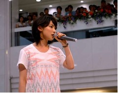 家入レオフリーLIVEに2000人、サンシャシンシティ噴水広場の定員上限。