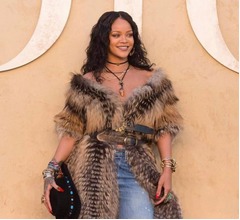 リアーナ、プールで男性とイチャイチャ