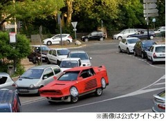 力技すぎる&ldquo;自作フェラーリ&rdquo;、ボール紙の車体を乗用車にかぶせ走行。