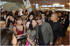 トム・クルーズ来日に黄色い声、羽田空港到着ロビーがトムコール一色。