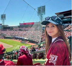 小松彩夏、&ldquo;楽天ユニ&rdquo;姿で球場へ「やっぱりスポーツ観戦楽しいですね〜」