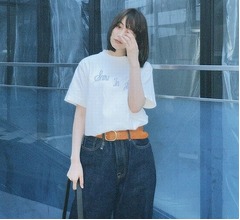 眠たい？ 表情、のんが&ldquo;シンプルコーデの私服ショット&rdquo;披露