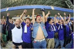 くまだらがW杯決定試合生観戦、トータルテンボス＆2700も喜び爆発。