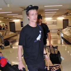 パリス・ヒルトンの弟を逮捕、昨年夏に国際線内で起こしたトラブルで。