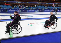 笑顔を見せる小川、中島組