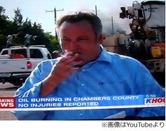 火災中継でタバコをポイ捨て、米ニュースの生放送で映りリポーター謝罪。