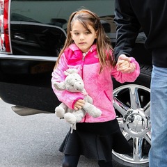 トム・クルーズとケイティ・ホームズの娘が音楽講師を&ldquo;解雇&rdquo;。