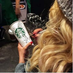 アギレラが大勢にスタバおごる、フラッと店に訪れ店員に多額の現金。