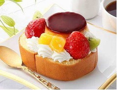 セブンが年末年始限定ケーキ、プリンとフルーツで彩る贅沢ロール。