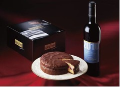 100個限定特別なチョコパイ、鎧塚俊彦氏監修の&ldquo;ワイン香る&rdquo;一品。