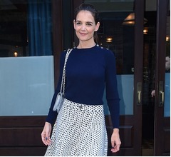 ケイティ・ホームズは今も電車通勤