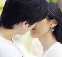 キスに夢中すぎて橋から落下