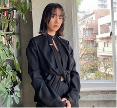 のん、&ldquo;胸元＆お腹チラリ&rdquo;の黒ドレス姿披露