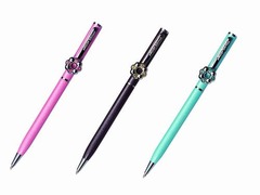 「ミスド&times;ABISTE」コラボペン、ポン・デ・リング型のチャーム付き。