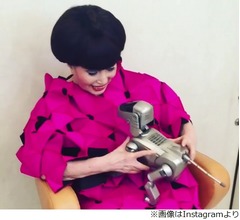 黒柳徹子&ldquo;相棒&rdquo;AIBOのグレーちゃんに笑顔