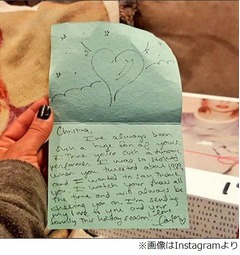 テイラー・スウィフトから直筆のファンレター、米歌手がインスタで公開。