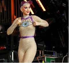 ケイティ・ペリー&ldquo;TV生歌披露&rdquo;中に空港で目撃