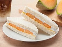 ローソンが夕張メロンのサンド、夕張メロンのベーカリーやプリンも。