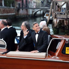 ジョージ・クルーニーが挙式、U2ボノやマット・デイモンら100人が祝福。