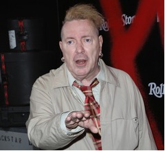 元セックス・ピストルズのボーカルの今、タバコ吸えないので「外食しなくなった」