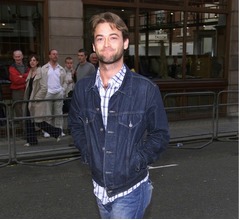 自撮りミスで滝から転落？ 英俳優を3日後発見