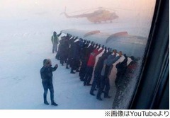 極寒下で飛行機押す乗客たち「男は木植え、家建て、飛行機押すもんだ」。