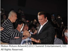 お茶目シュワ「ニ〜コナ〜マ」、大好きな日本で&ldquo;ご機嫌発言&rdquo;連発。