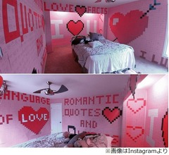 ピンクの付箋紙がビッシリ&ldquo;8bit&rdquo;寝室