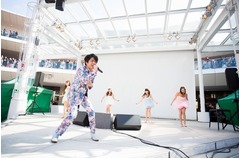 ベイベーにミッチー新曲初披露、咲き乱れる花模様の上下スーツで。