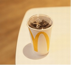 マクドナルド&ldquo;紙製ストロー&rdquo;提供終了へ、ストローなしで飲めるフタに順次変更