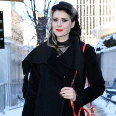 英歌手が自宅で性的暴行被害、見知らぬ男が侵入し体触られたと告白。