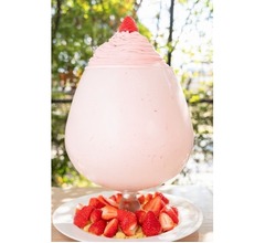 総重量5kg超＆22倍サイズの&ldquo;巨大いちごパフェ&rdquo;、お値段は&hellip;