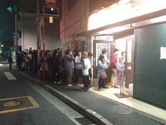 真夜中のドーナツ屋が終電対応、営業開始時間を22時からに前倒し。