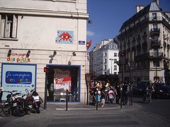 インベーダーがパリを&ldquo;侵略&rdquo;、深夜の街にこっそり貼り付ける芸術家。