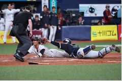 本塁タッチアウトの仲田　野球