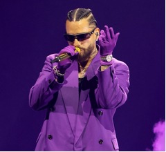 コンサートに赤ちゃん連れて来たファンを注意、人気歌手「おもちゃのように扱うな」