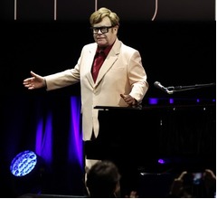 エルトン・ジョンの&ldquo;眼鏡ブランド事業&rdquo;が負債7億円以上、大きな財務的損失に直面