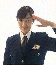高梨臨が初の婦警コスプレ披露「制服はテンションがあがりますね」。