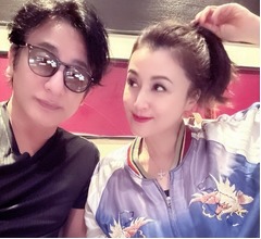 片岡愛之助＆藤原紀香夫妻、私服姿の&ldquo;密着ラブラブショット&rdquo;