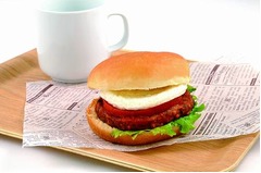 日本初上陸の食材使うバーガー、2つ星シェフが開発した「TOMEATO」。