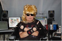64歳大木凡人が金髪でメタル、「のぶニャが」テーマソングを熱唱。